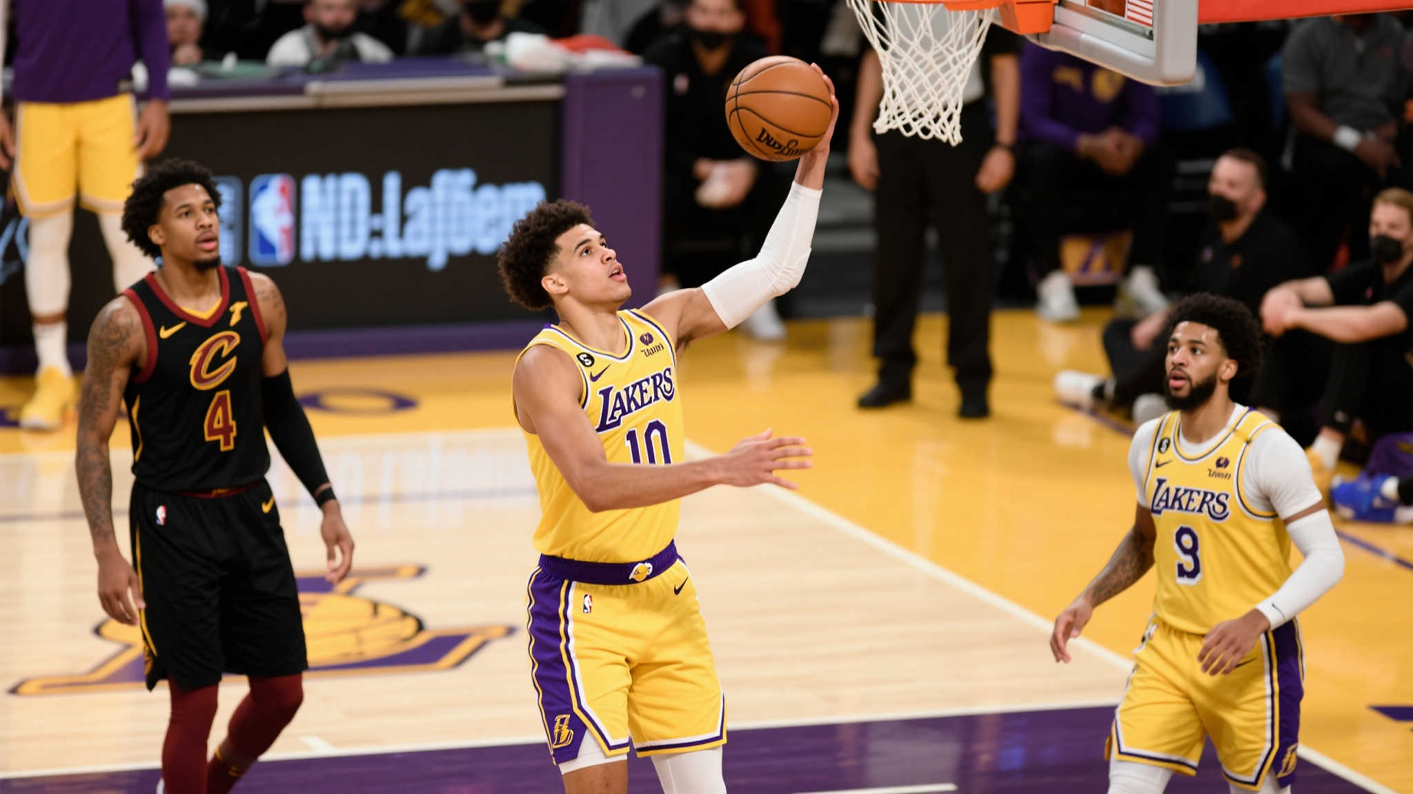 湖人自媒体:哈利6分钟爆发,得分超特纳、托平与阿伦总合 本场比赛中,湖人在阵容调整后给年轻球员提供了更大的